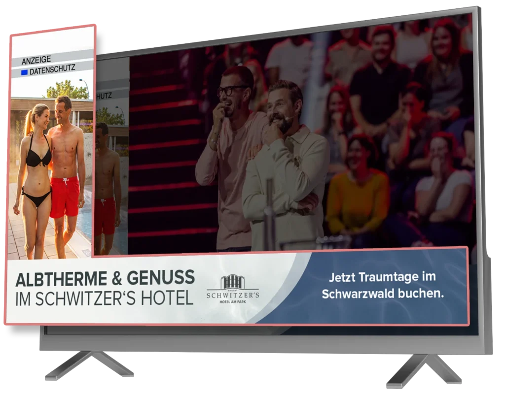 Fernsehbildschirm mit Werbebanner für das Schwitzer's Hotel während laufender Sendung.